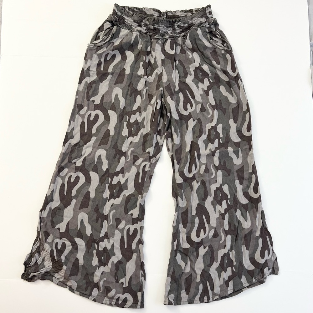 Jolt Camouflage Wide-Leg Capri Flowy Pants‎ Size S